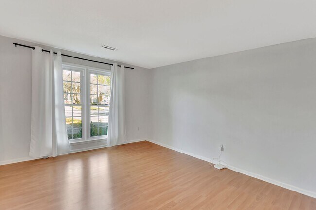 Foto del edificio - 3 bedroom Townhome in Ashley Villas