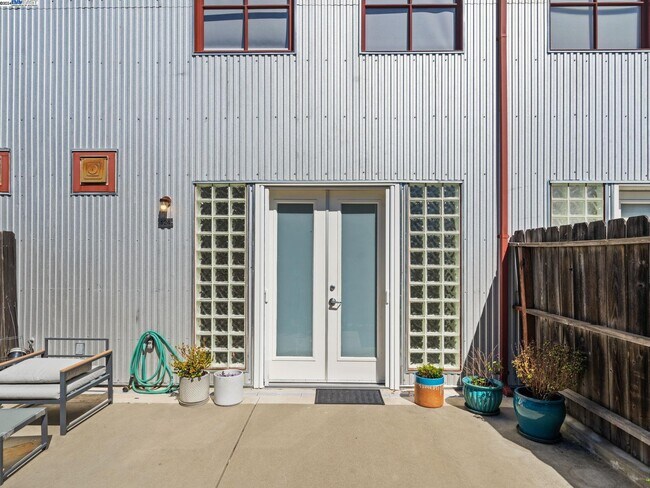 Building Photo - 3110 Adeline St