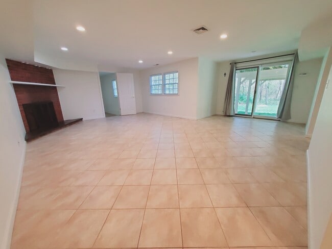 Building Photo - 74 Coventry Rd