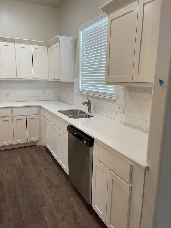 Building Photo - 3 bed 2.5 bath home in The Enclave