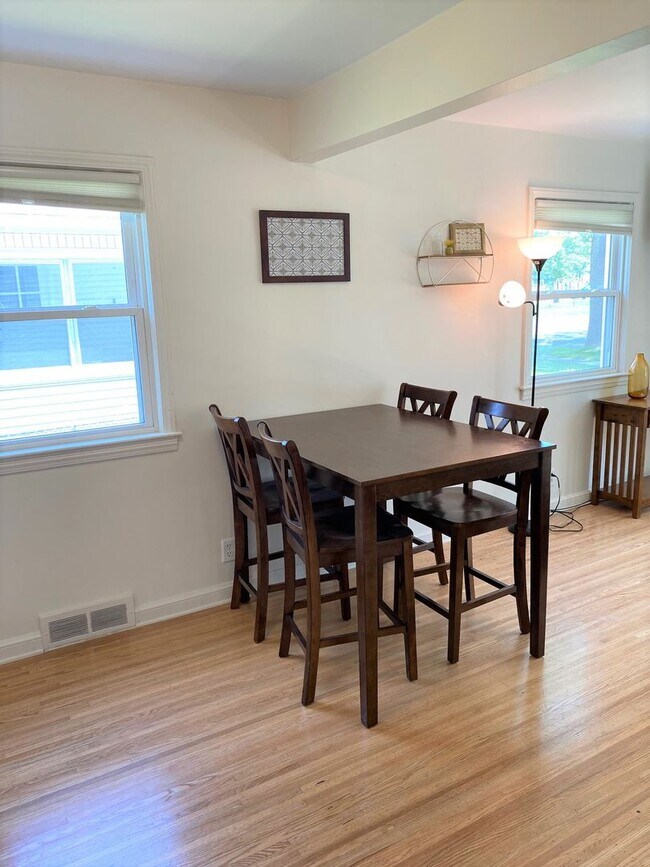 Building Photo - Fully Furnished 5 bedroom 1.5 Bathrooms St...