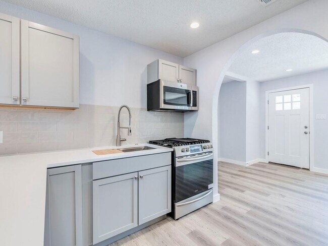 Building Photo - 4412 Gillis St