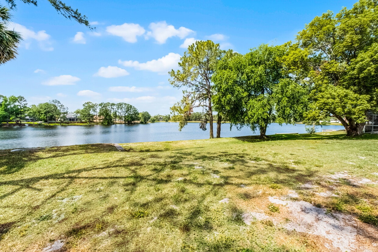 Primary Photo - 485 Lakeshore Dr