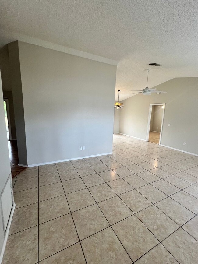 Building Photo - COZY 3 BEDROOM, 2 BATH HOME WITH TILE & LAMINATE THROUGHOUT, PRIVATE SCREENED PATIO