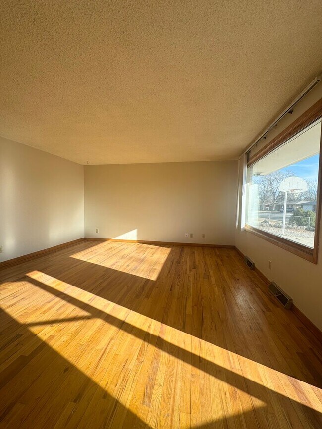 Foto del edificio - 5 bed 2 bath ranch with finished basement ...