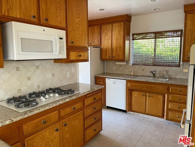 Foto del edificio - 1418 E Oak Ave