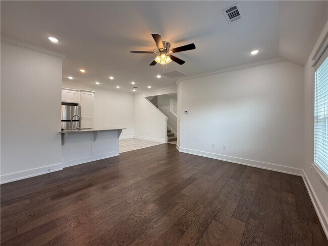 Building Photo - 2002 E Brookview Dr