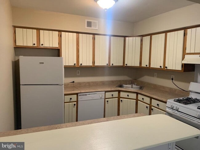 Building Photo - 2840 Brighton Pl