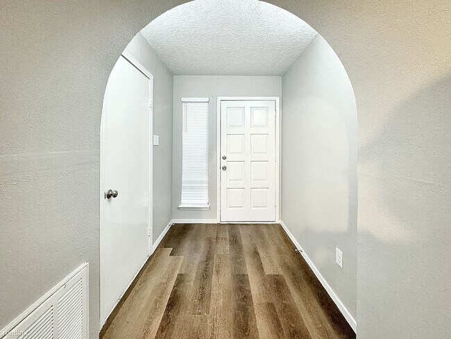 Foto del edificio - 3 br, 2 bath House - 11823 Bee Ln