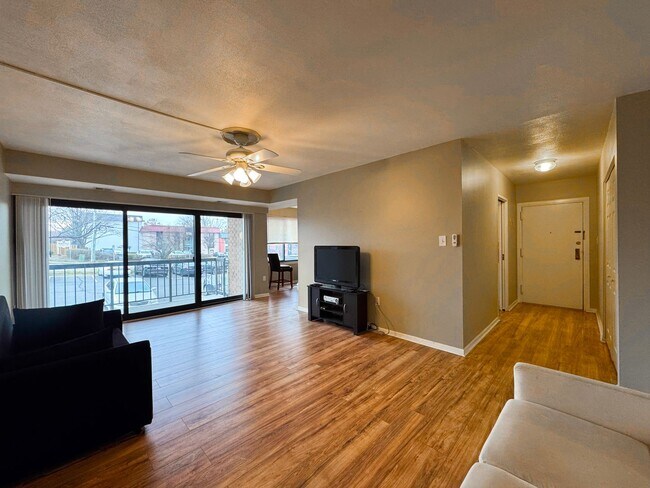 Foto del edificio - Sun-filled 1 Bed 1 Bath Condo With Balcony In Hawthorne Village