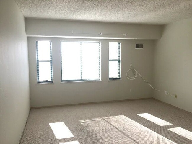 Building Photo - "Charming 1-Bed Oasis with Modern Comforts in the Heart of Oakland!"