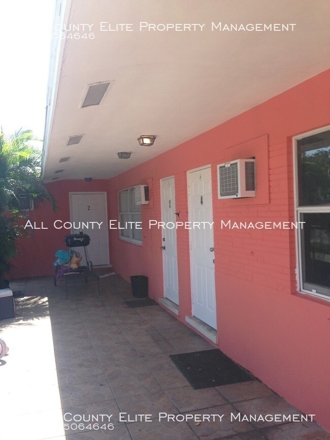 Building Photo - 1/1 in Lake Worth Beach