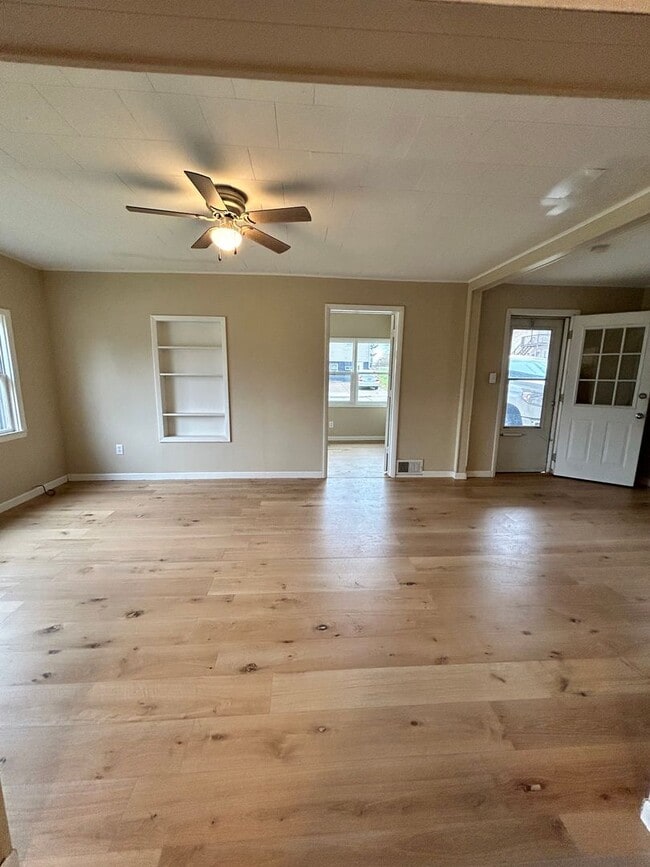 Building Photo - Freshly Remodeled Unit