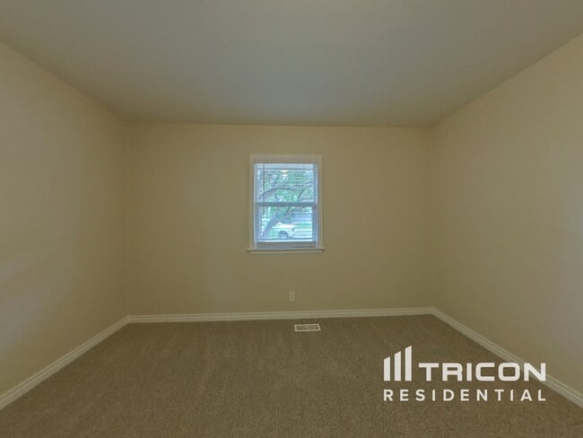 Building Photo - 2337 S Elm Dr