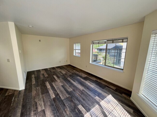 Building Photo - Capitol Hill ~ Onyx Condominiums