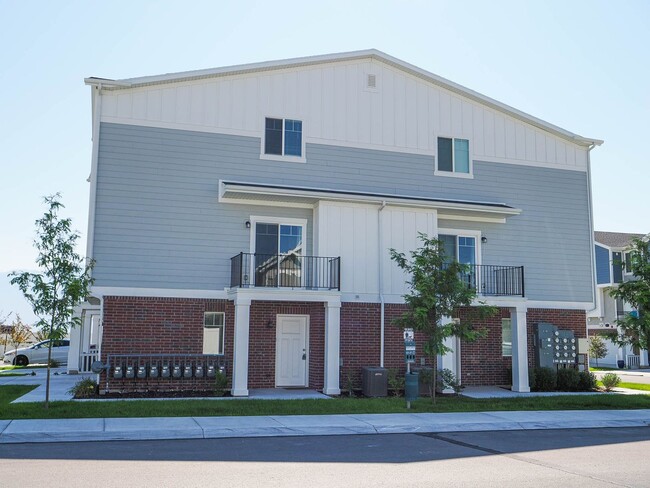 Building Photo - Beautiful Townhome near Mountain View Village