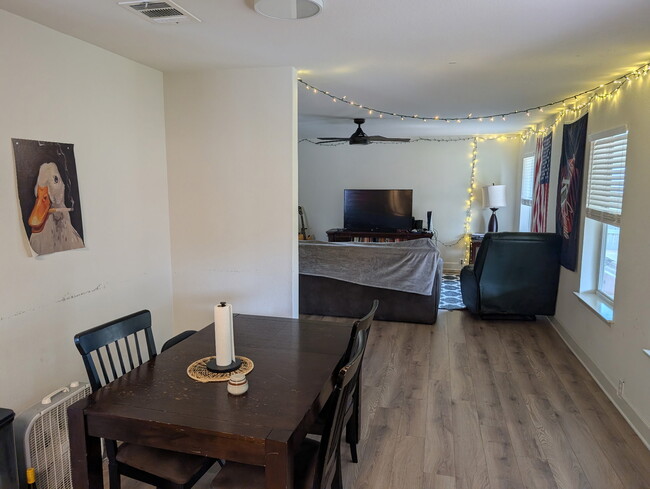 Foto del edificio - 1306 Sunflower Ln