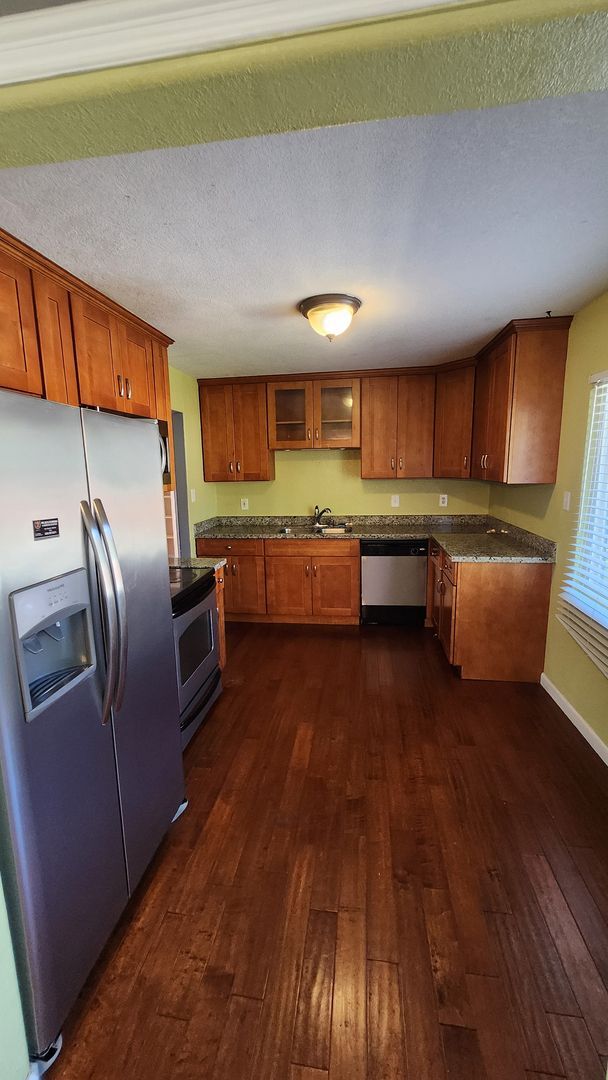 Building Photo - MOVE IN SPECIAL $300 OFF 1st Months Rent C...