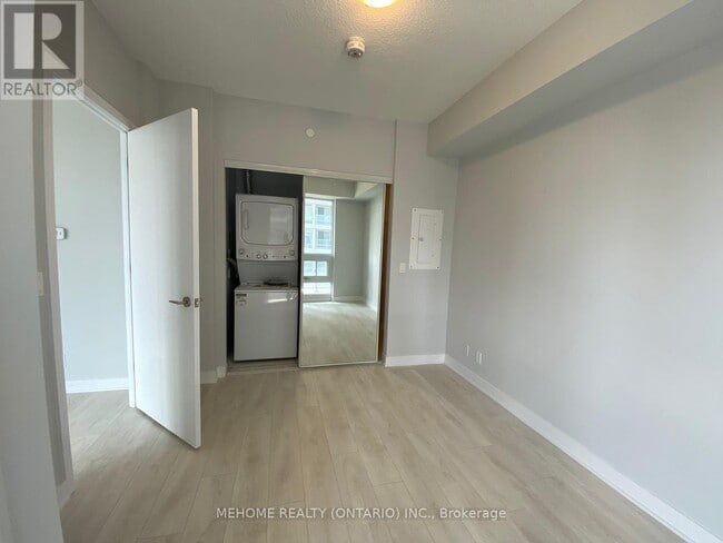 Photo du bâtiment - 2221-2221 Yonge St