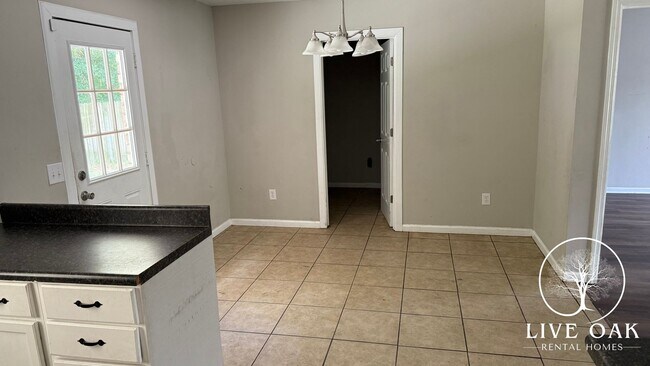 Foto del edificio - MOVE-IN SPECIAL: $500 OFF 1st MONTH'S RENT!**
