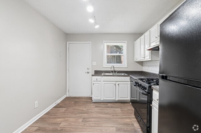 2BR, 1BA - 730SF - Kitchen - Westwood Glen