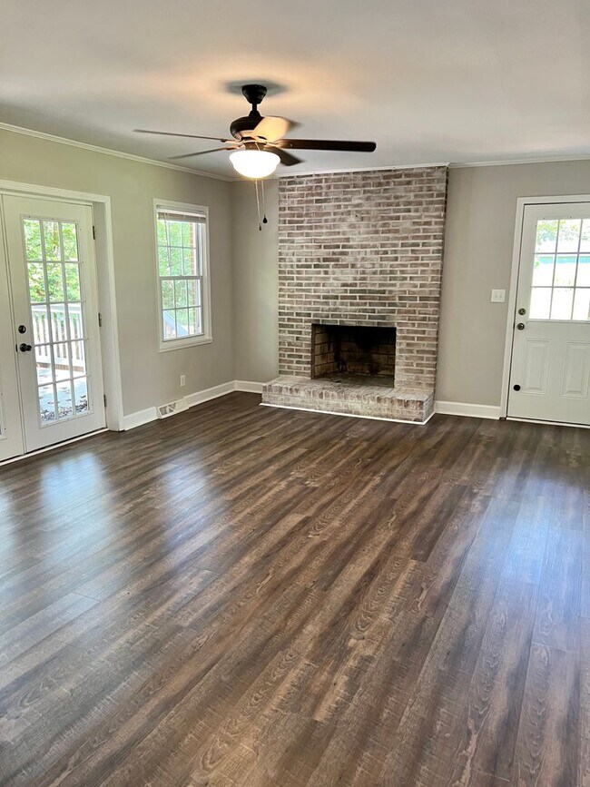 Building Photo - 3 Bedrooms, 2 Bath Home for Rent