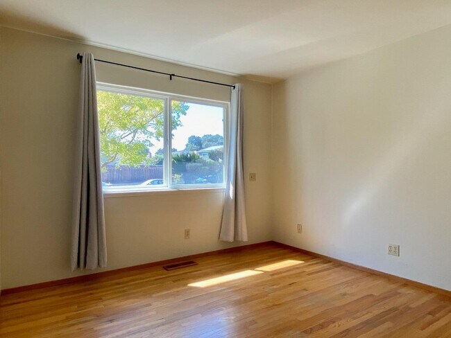 Building Photo - 812 Hermiston Dr