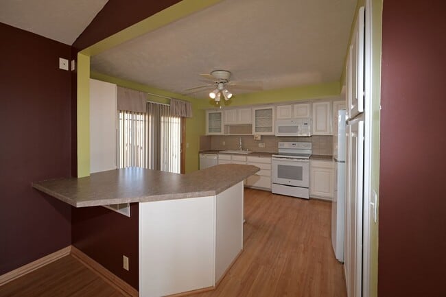 Building Photo - 5 Minute Drive to Zorinsky Lake!!