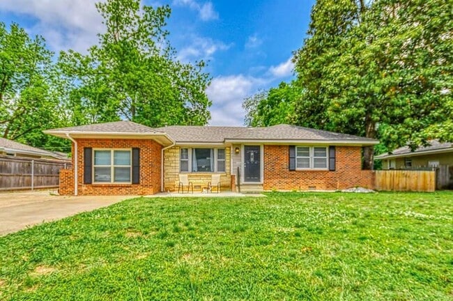 Photo - 1205 Westlawn Dr House