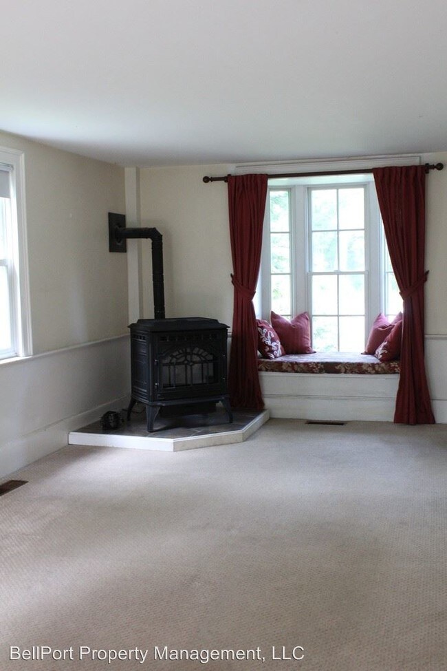 Building Photo - 3 br, 1.5 bath House - 235 Middle Rd