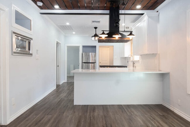 Building Photo - 560 W Highland Blvd