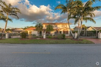 Building Photo - 19701 W Oakmont Dr