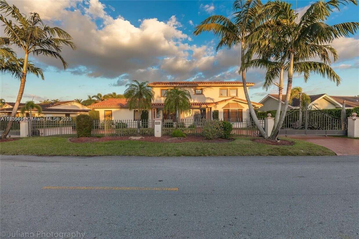 Foto principal - 19701 W Oakmont Dr