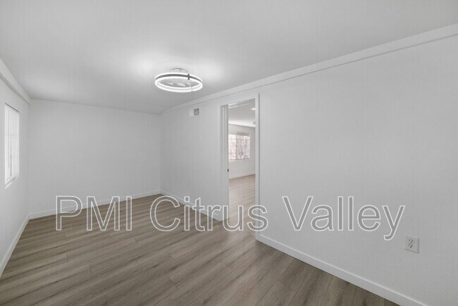 Foto del edificio - 359 E 1st St