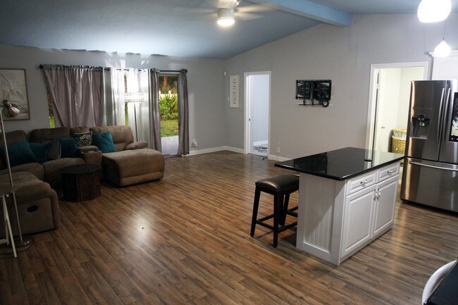 Sala de estar - 4989 Venetian Blvd NE