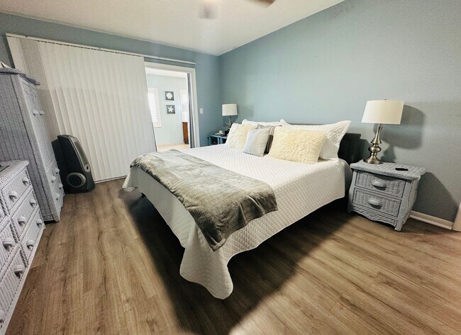 Building Photo - Updated Condo with Stunning Water Views! -...