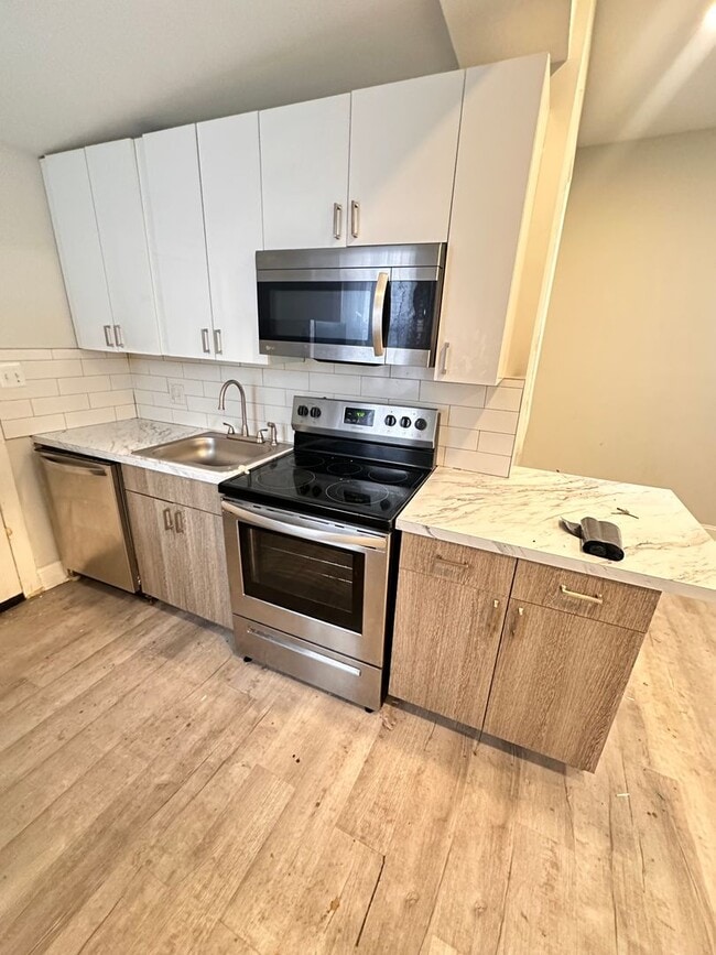 Building Photo - 4931 Walnut St