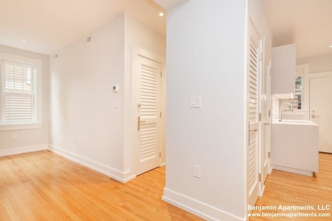 Building Photo - 17 Forest St