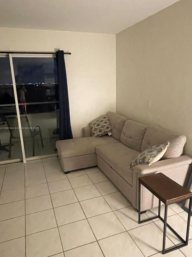Foto del edificio - 7904 West Dr