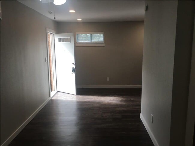 Foto del edificio - 225 W N Loop Blvd