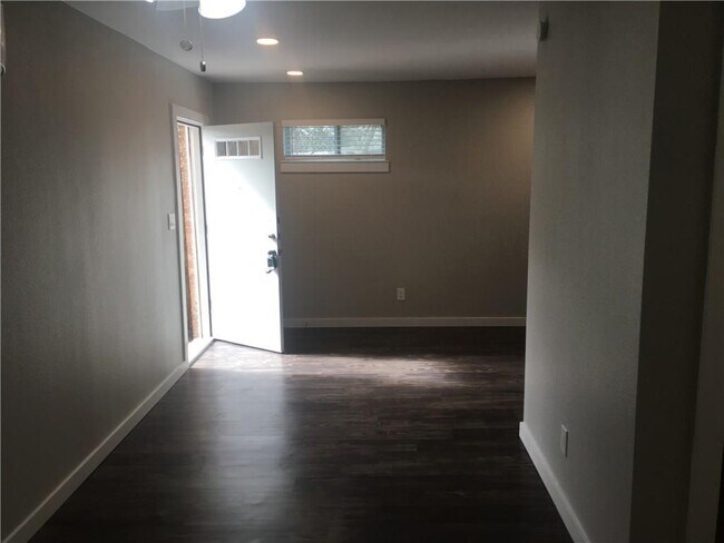 Foto del edificio - 225 W N Loop Blvd
