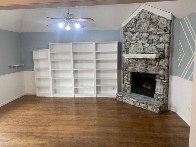 Foto del edificio - 5545 Oak Branch Cir N