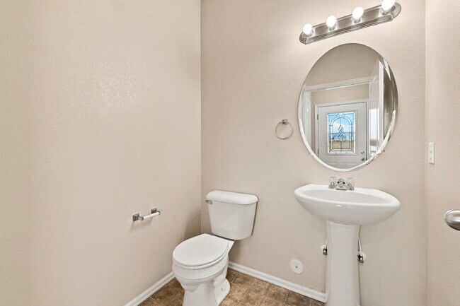 Foto del edificio - $1,895.95- 3-bed, 2.5-bath townhome in Colorado Springs!