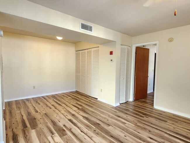 Foto del edificio - FOR RENT 1 bedroom 1 bath condo, balcony, ...