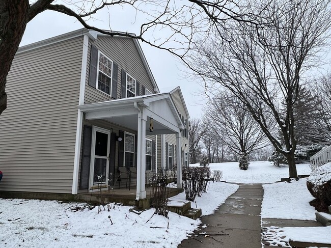 Building Photo - 807 Symphony Dr