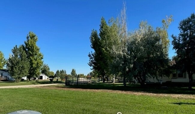 Building Photo - 2 bed, 2 bath, detached heated shop, great...