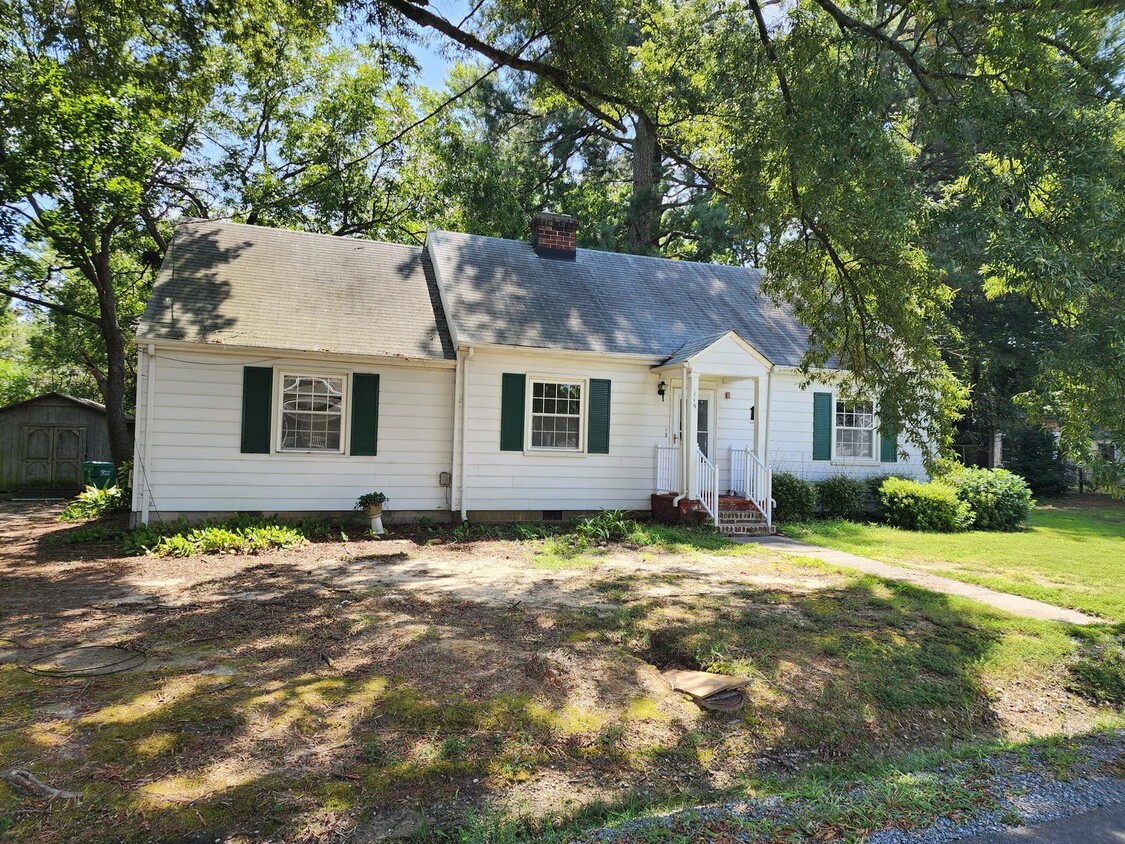 Primary Photo - Spacious 3 Bedroom 2 Bath Rancher in Henri...