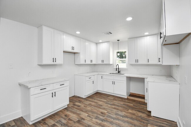 Building Photo - 8221 Hezekiah Ln