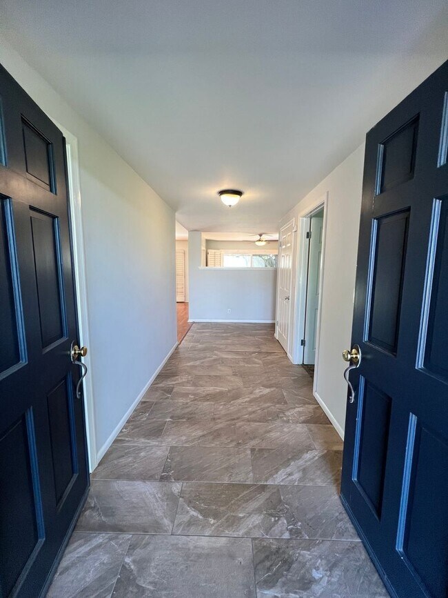 Building Photo - 3 Bed 2.5 Bath Fountain Valley Beauty Now Available