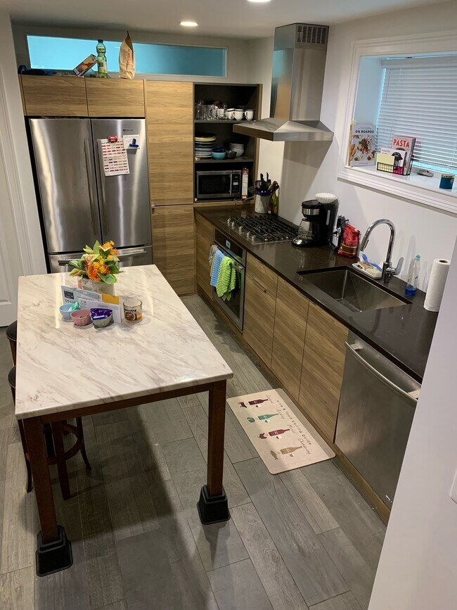 Photo - 1207 W George St Apartments